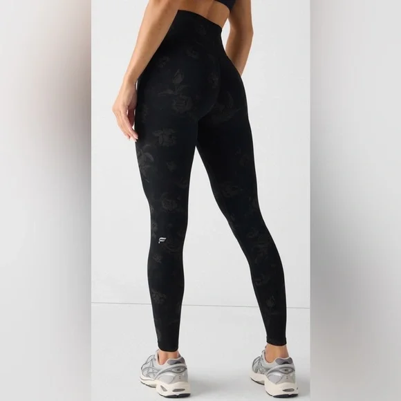 Fabletics Seamless Scrunch Black Shadow Blooms Legging Short | XS | NWT | 🌟Rare🌟 - Picture 4 of 11